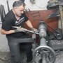 Halil Kirmizigül beim Darbuka-Drücken